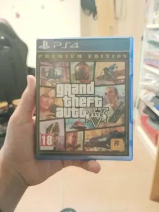 Consola PS4 negra con juegos en disco