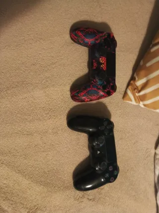 Consola PS4 negra con juegos en disco