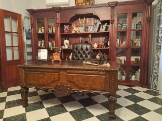 Mesa de despacho de madera y cuero y sillón