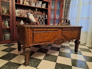 Mesa de despacho de madera y cuero y sillón