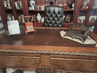 Mesa de despacho de madera y cuero y sillón