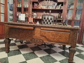 Mesa de despacho de madera y cuero y sillón