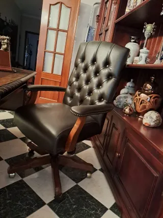 Mesa de despacho de madera y cuero y sillón