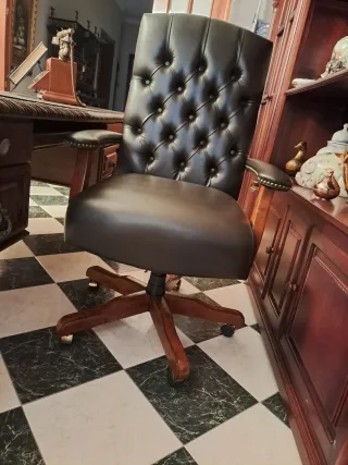 Mesa de despacho de madera y cuero y sillón
