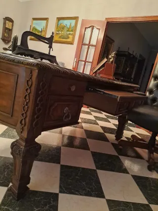 Mesa de despacho de madera y cuero y sillón