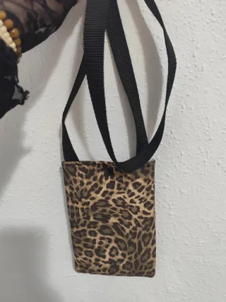 Bolsita porta móvil estampado leopardo