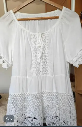 Blusa blanca con encaje y bordado