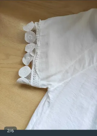Blusa blanca con encaje y bordado