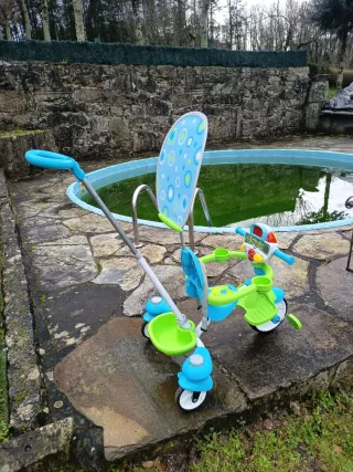 Triciclo infantil con manillar y asiento