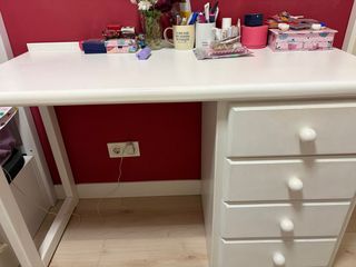 Scrivania bianca con 4 cassetti