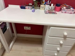 Scrivania bianca con 4 cassetti