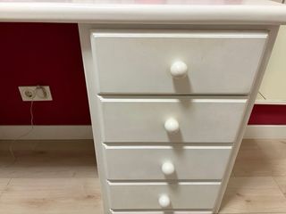 Scrivania bianca con 4 cassetti