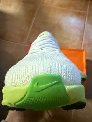Nike Vomero 18 Verde y Blanco