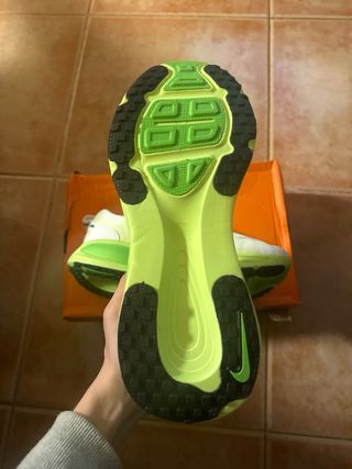 Nike Vomero 18 Verde y Blanco