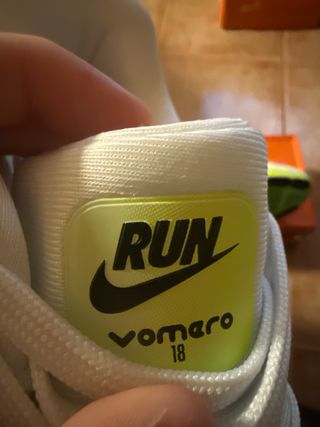 Nike Vomero 18 Verde y Blanco