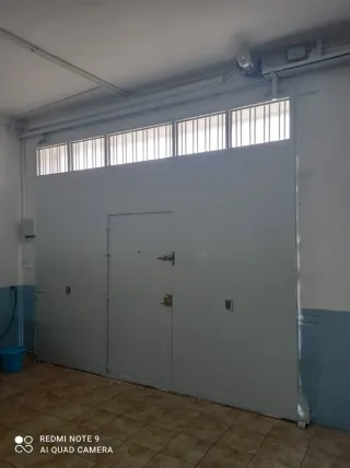 Puerta de garaje con puerta