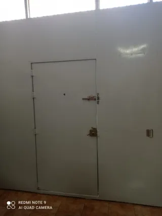 Puerta de garaje con puerta