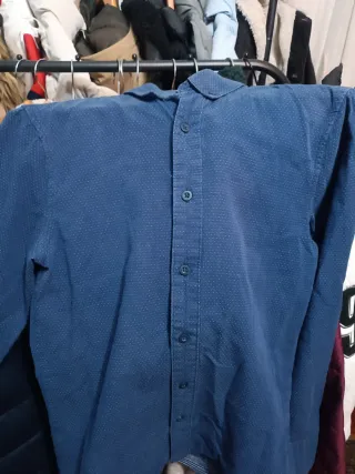Camisa azul marino con microestampado
