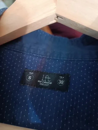 Camisa azul marino con microestampado