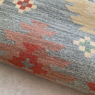 Alfombra gris y roja de tela