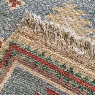 Alfombra gris y roja de tela