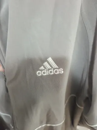 Sudadera Adidas Gris con Rayas Blancas