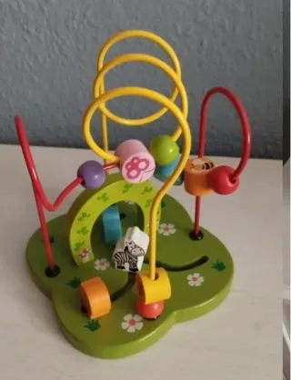 Juguete de madera con cuentas
