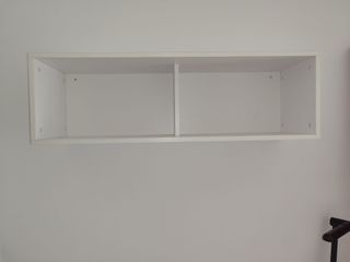 Silla de oficina, escritorio y estantería.