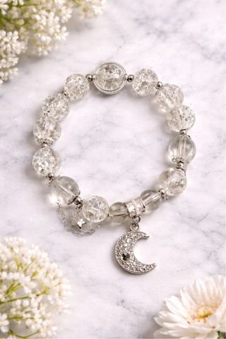 Pulsera con colgante de luna y estrellas