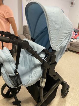 Carro de bebé azul