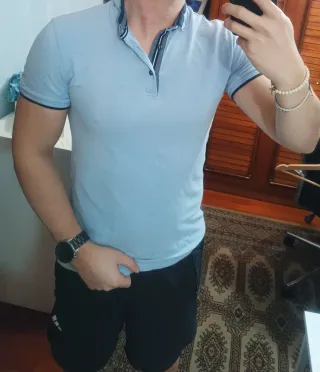 Polo azul claro con detalles