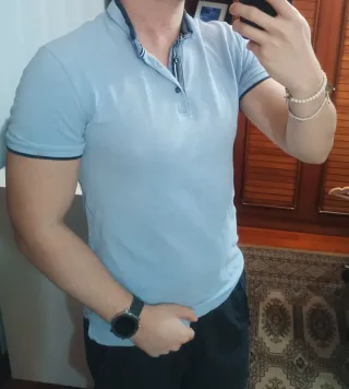 Polo azul claro con detalles