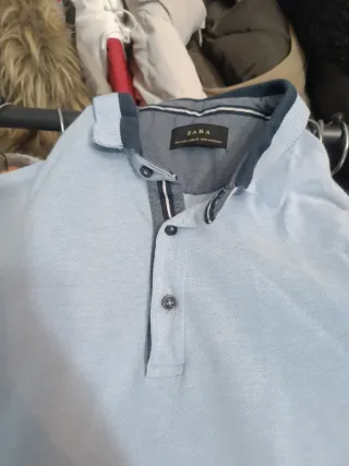 Polo azul claro con detalles