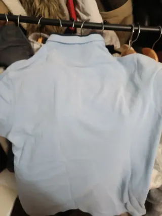 Polo azul claro con detalles