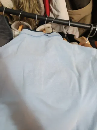 Polo azul claro con detalles