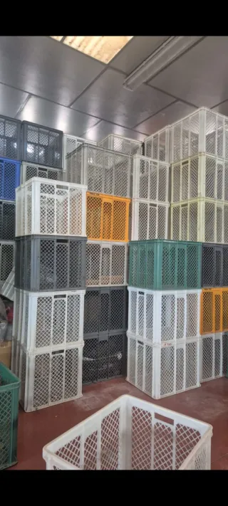 Cajón de plástico blanco con asas