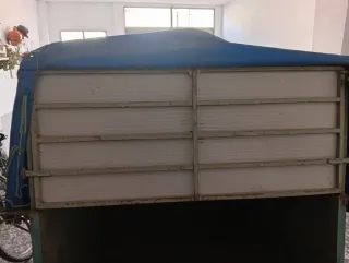 Remolque coche con lona azul