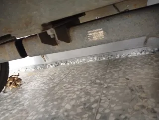 Remolque coche con lona azul