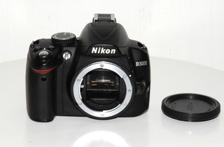 Cámara Nikon D3000 + Batería + Cargador + Funda.