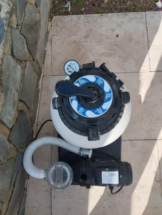 Depuradora Piscina Blanca y Negra