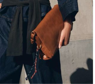 Bolso de hombro marrón