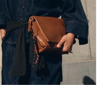 Bolso de hombro marrón