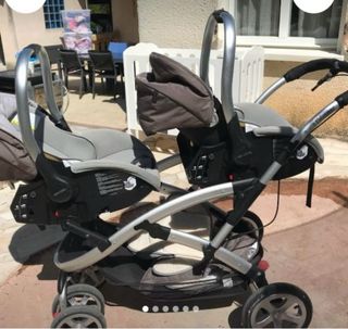 Carrito gemelar con dos sillas de coche