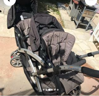 Carrito gemelar con dos sillas de coche