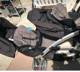 Carrito gemelar con dos sillas de coche