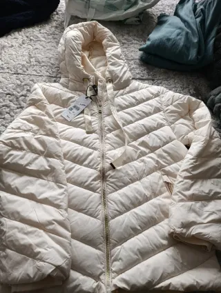 Cazadora acolchada beige con capucha