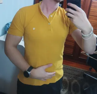 Polo amarillo mostaza cuello mao