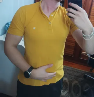 Polo amarillo mostaza cuello mao