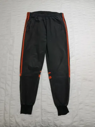 Pantalón Adidas Challenger gris y Naranja