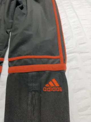 Pantalón Adidas Challenger gris y Naranja